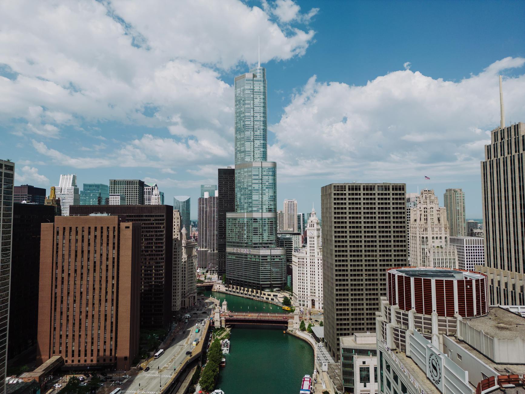 Breathtaking view of Chicago's skyline with the Chicago River, highlighting urban architecture.